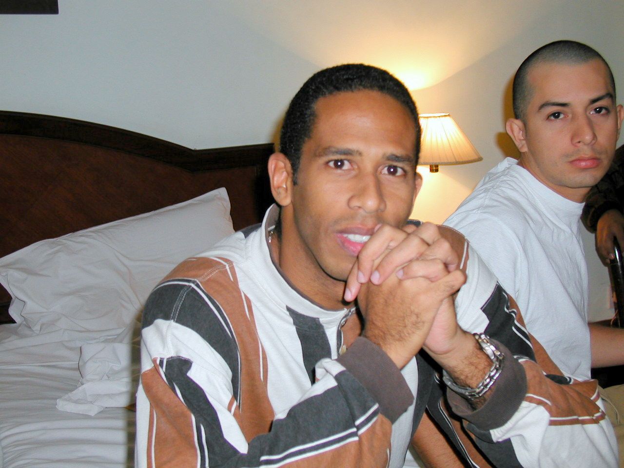 Dos compañeros durante una reunión en una habitación.