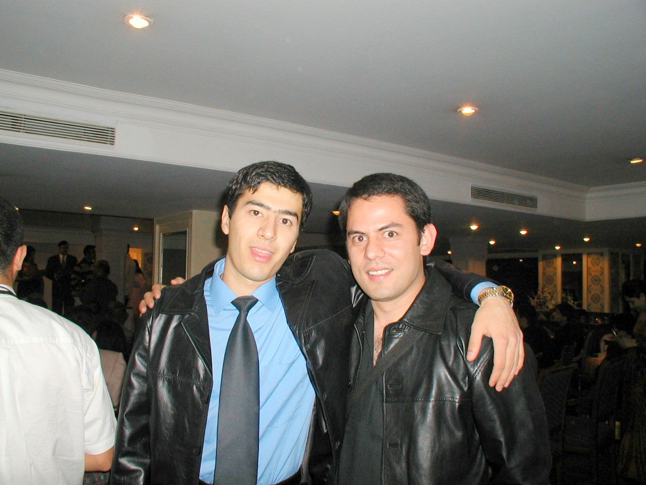 Dos compañeros posan juntos durante una celebración.