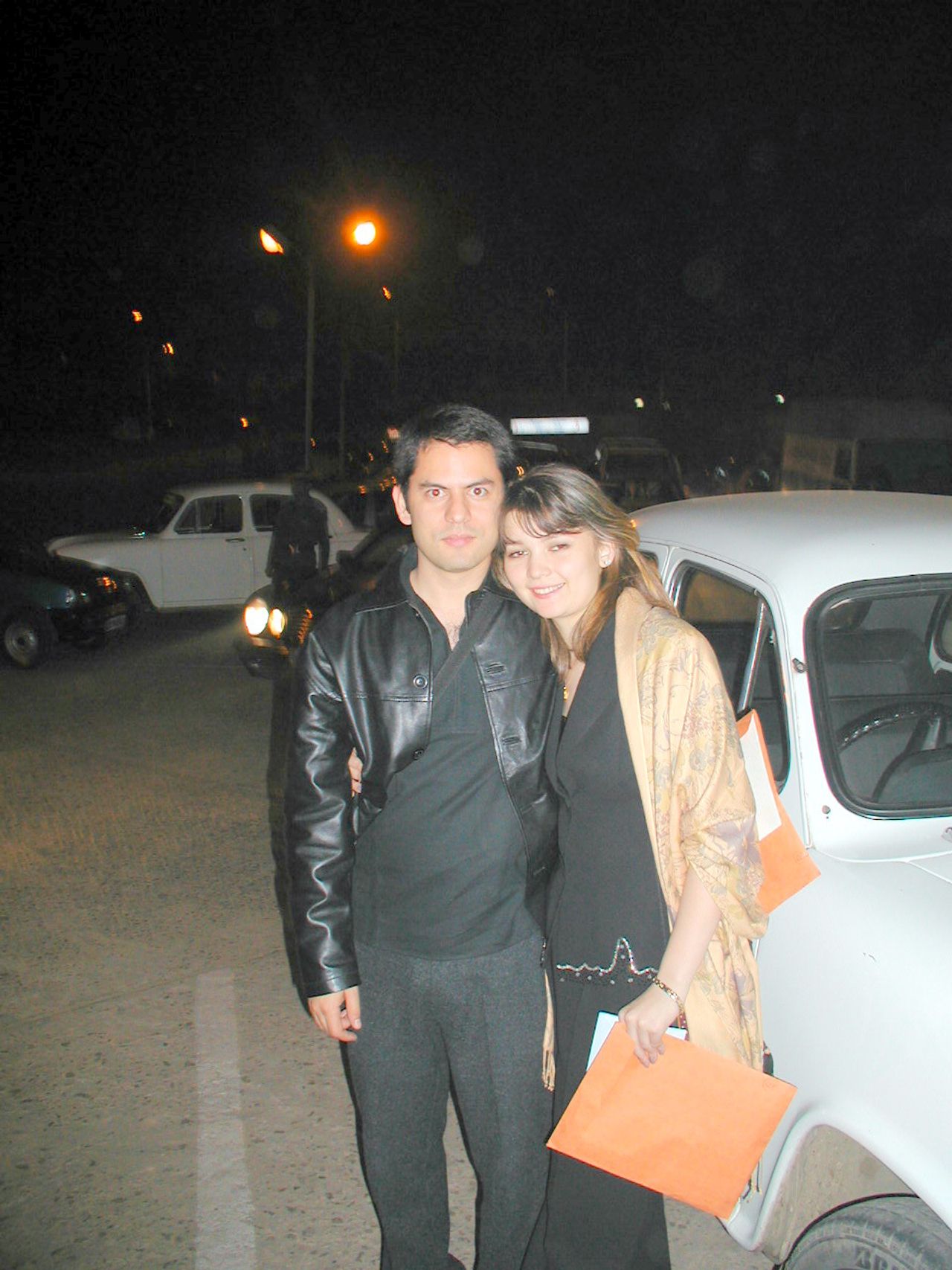 Dos compañeros juntos durante una salida nocturna.