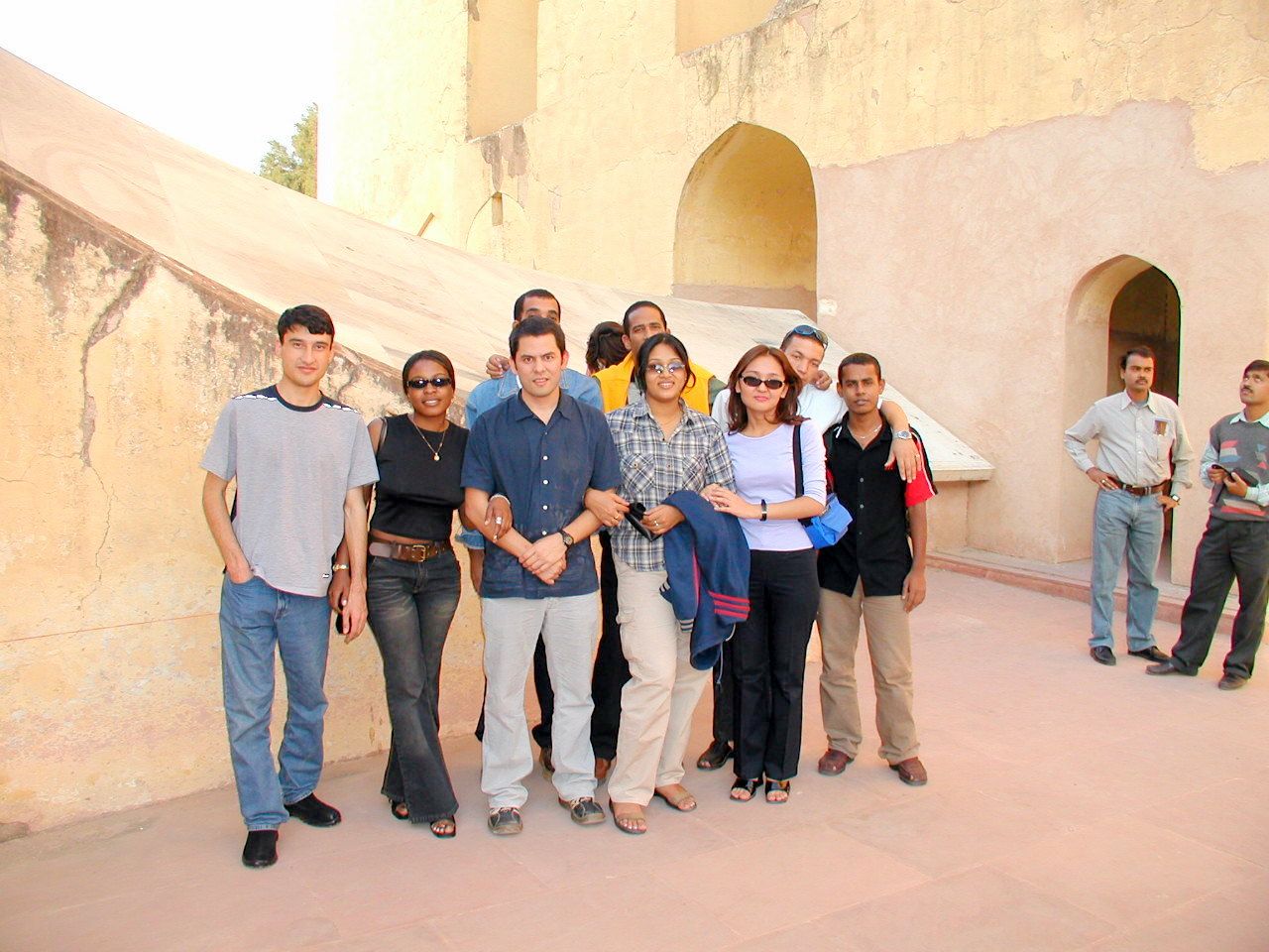 Grupo de viajeros reunido en un patio de paredes claras.