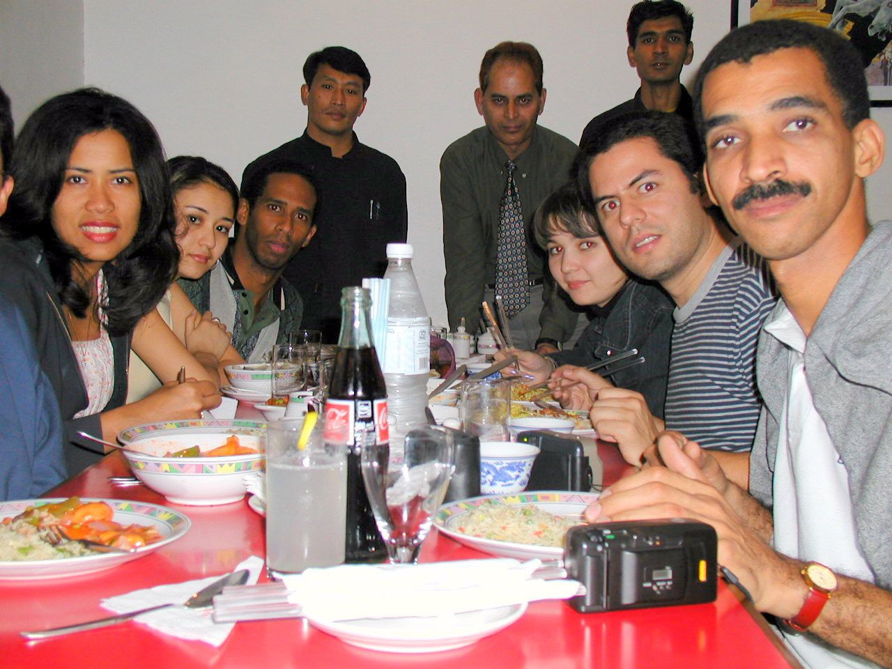 Compañeros reunidos alrededor de la mesa de un restaurante.