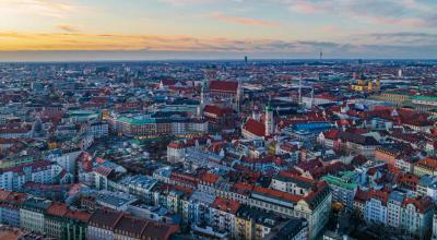 Luftaufnahme von München mit der Frauenkirche und der Altstadt