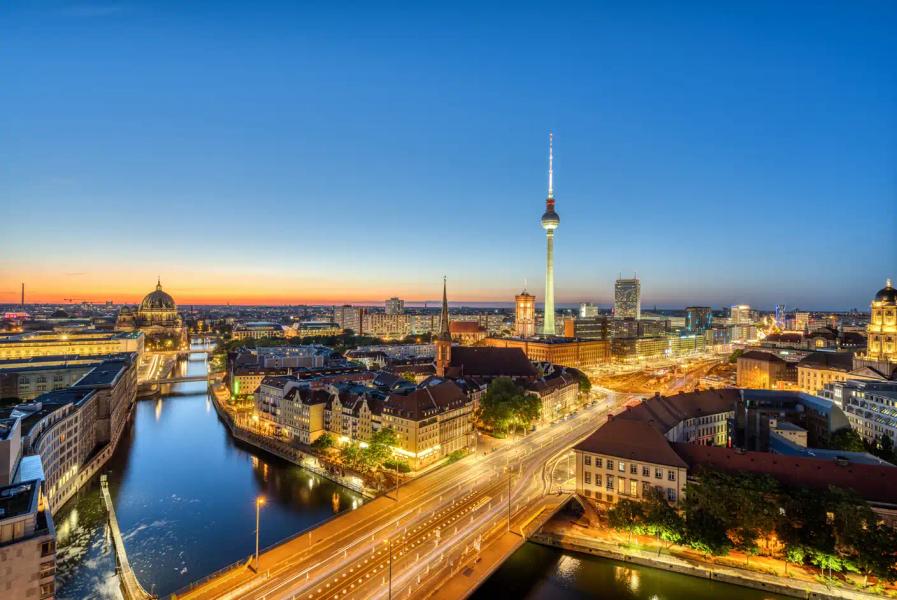 Berliner Skyline in der Dämmerung mit dem Fernsehturm, der Spree und dem Dom