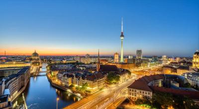 Berliner Skyline in der Dämmerung mit dem Fernsehturm, der Spree und dem Dom