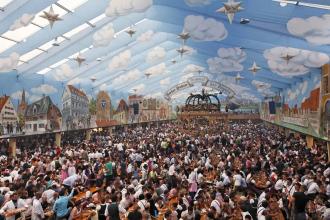 Menschenmassen auf dem Oktoberfest in München, dem größten Bierfest der Welt