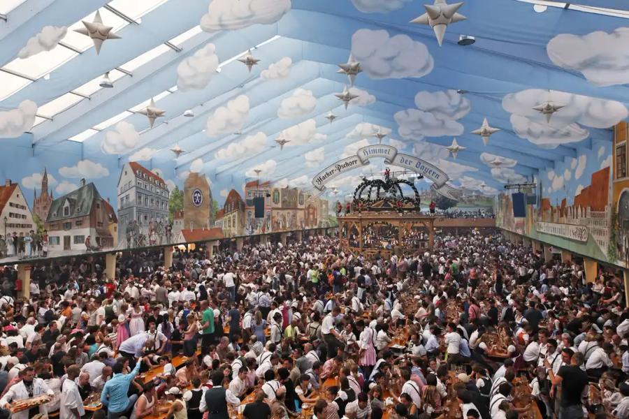 Menschenmassen auf dem Oktoberfest in München, dem größten Bierfest der Welt