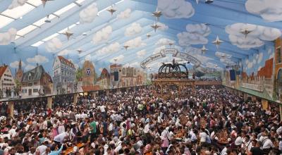 Menschenmassen auf dem Oktoberfest in München, dem größten Bierfest der Welt