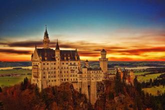 Schloss Neuschwanstein auf einem bewaldeten Hügel in Bayern, Deutschland