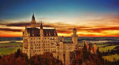 Schloss Neuschwanstein auf einem bewaldeten Hügel in Bayern, Deutschland