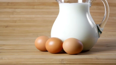 É possível pegar gripe aviária consumindo leite e ovos? Entenda