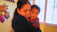 Familias inmigrantes relatan duras condiciones de vida en centro de detención de Texas