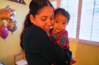 Familias inmigrantes relatan duras condiciones de vida en centro de detención de Texas