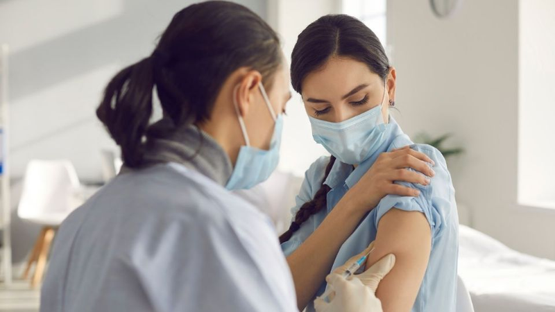 Vacuna covid reduce riesgo de infartos y accidentes cardiovasculares, revela un nuevo estudio