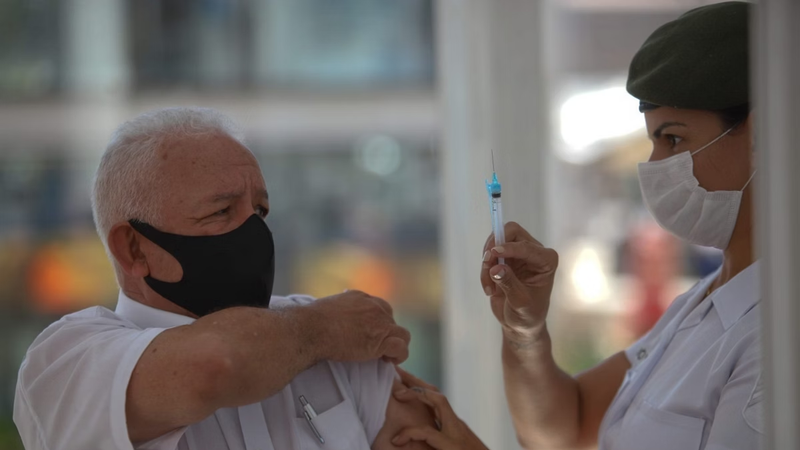 Vacina da Covid-19 reduz risco de infarto e AVC em idosos, revela pesquisa