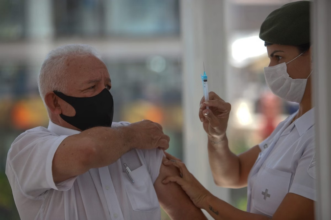 Vacina da Covid-19 reduz risco de infarto e AVC em idosos, revela pesquisa