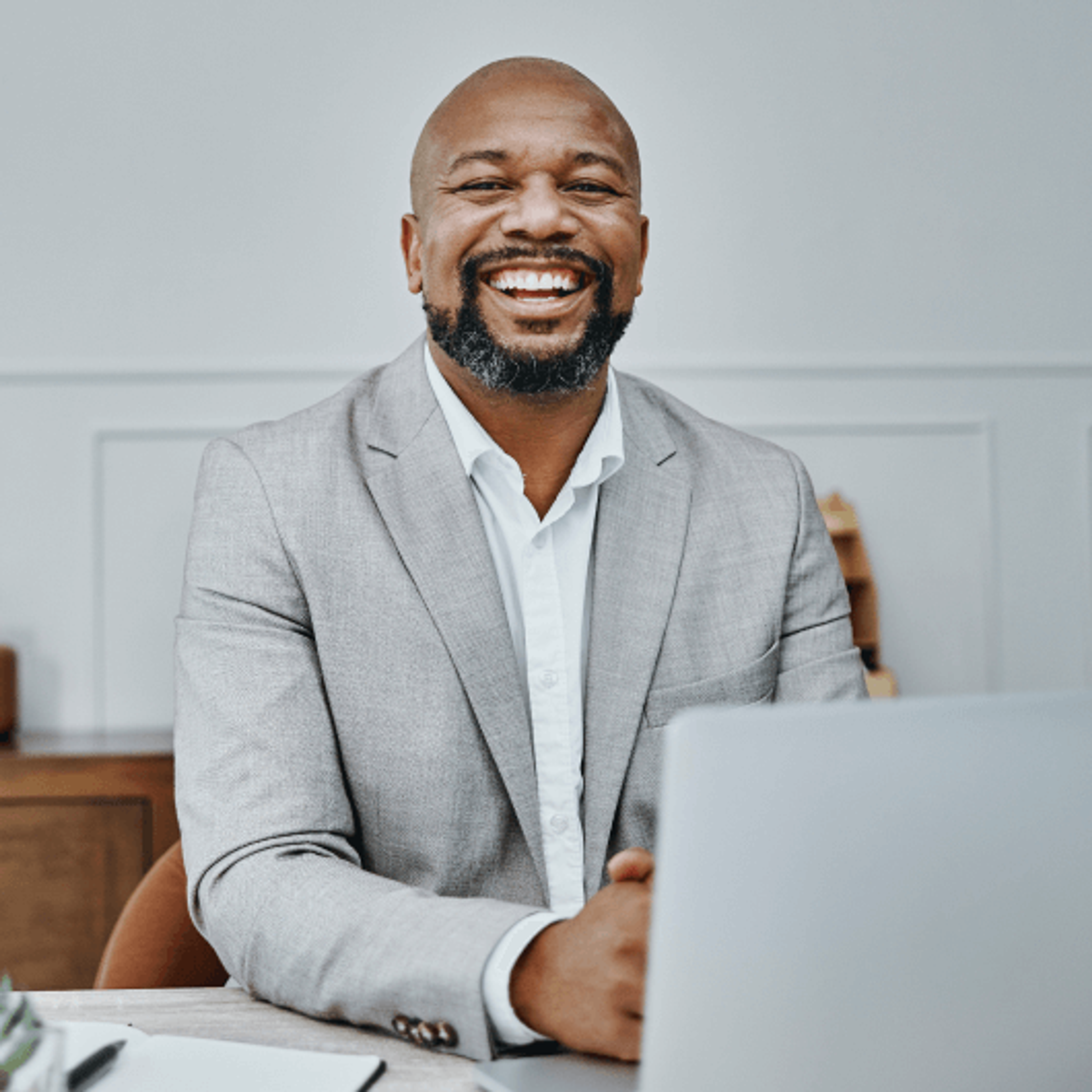 Icon of a person presenting with a screen and pointer.