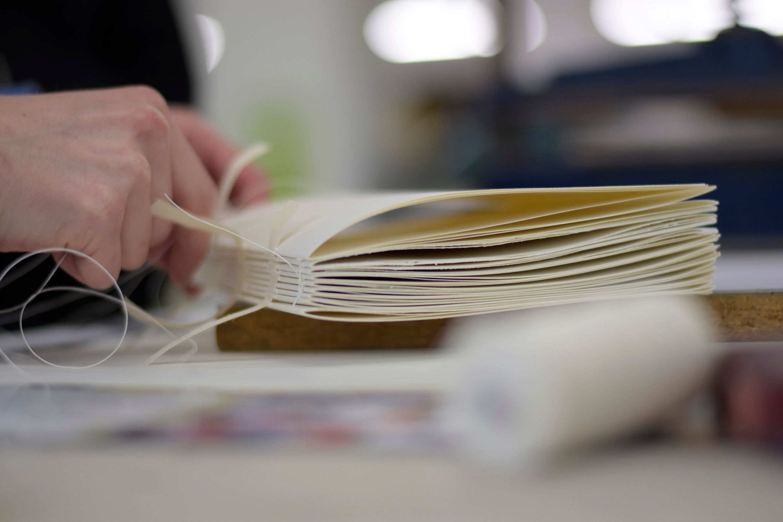 Ein buch wird gebunden