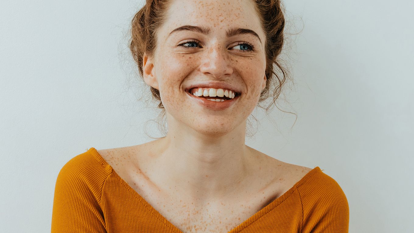 Musterfrau mit orangenen Shirtm