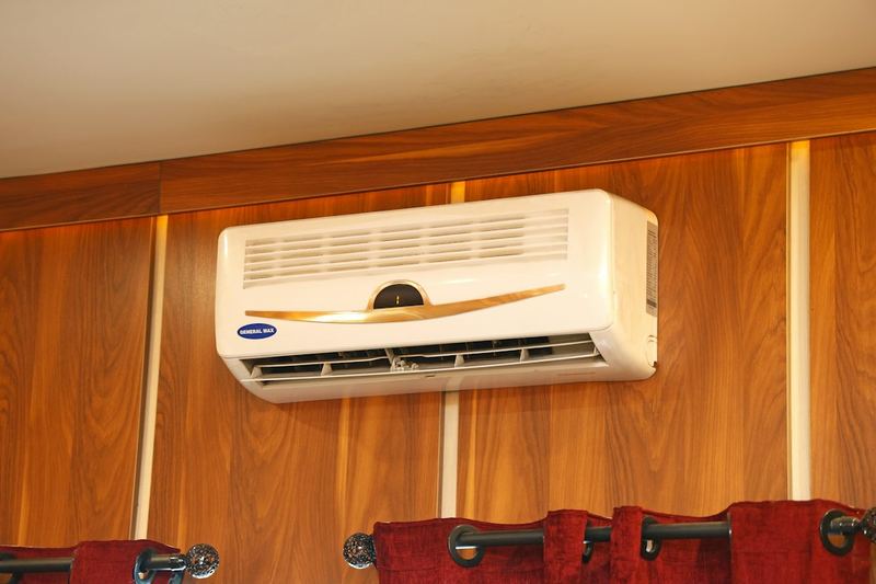 Ilustrasi harga pasang ac 1/2 pk — unit AC split terpasang di ruangan