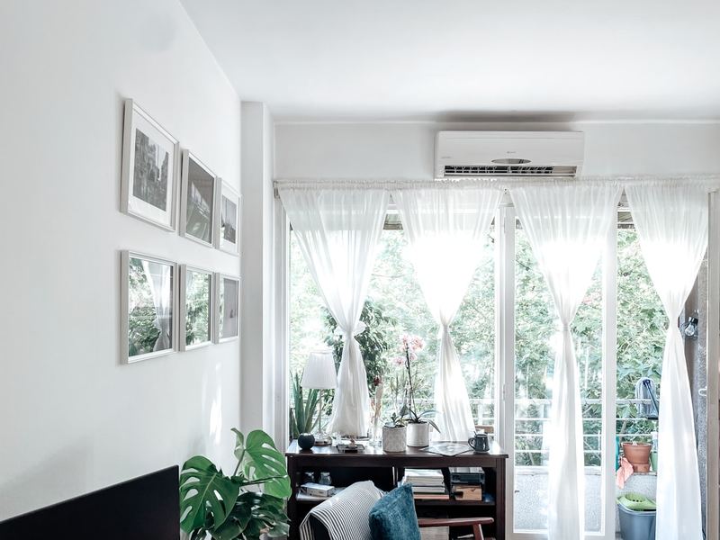 Ilustrasi cuci ac — unit AC split terpasang di ruangan