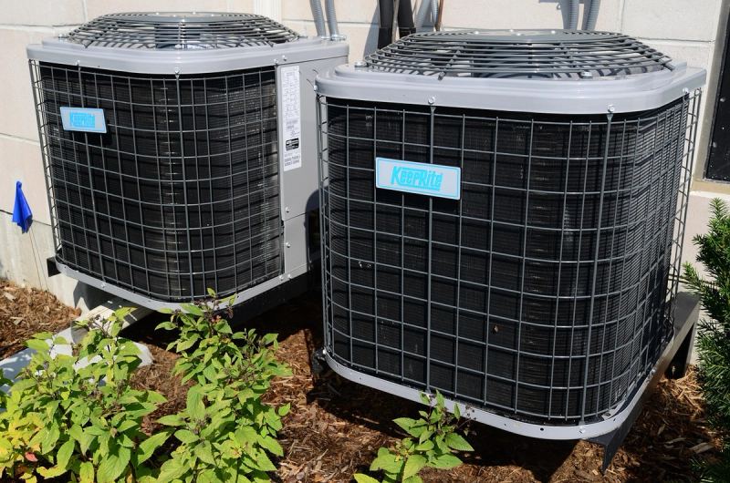Teknisi membersihkan unit indoor AC — jasa cuci ac terdekat