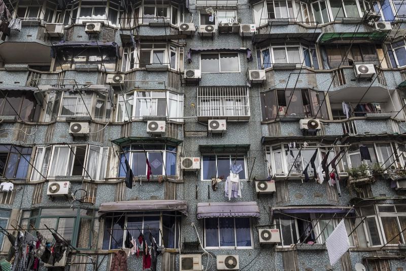 Teknisi membersihkan unit indoor AC — abu vulkanik ac