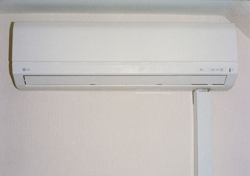 Ilustrasi cuci ac terdekat — air conditioner indoor unit cleaning service terdekat