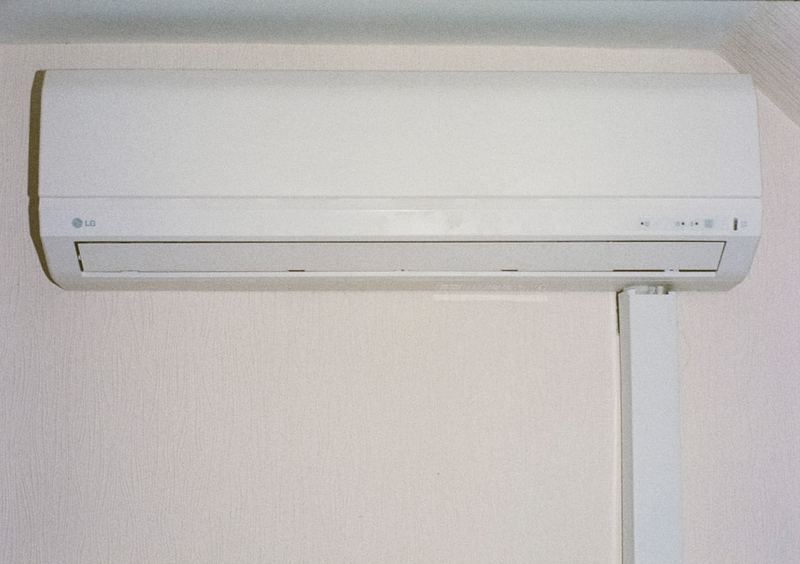 Ilustrasi cuci ac terdekat — air conditioner indoor unit cleaning service terdekat