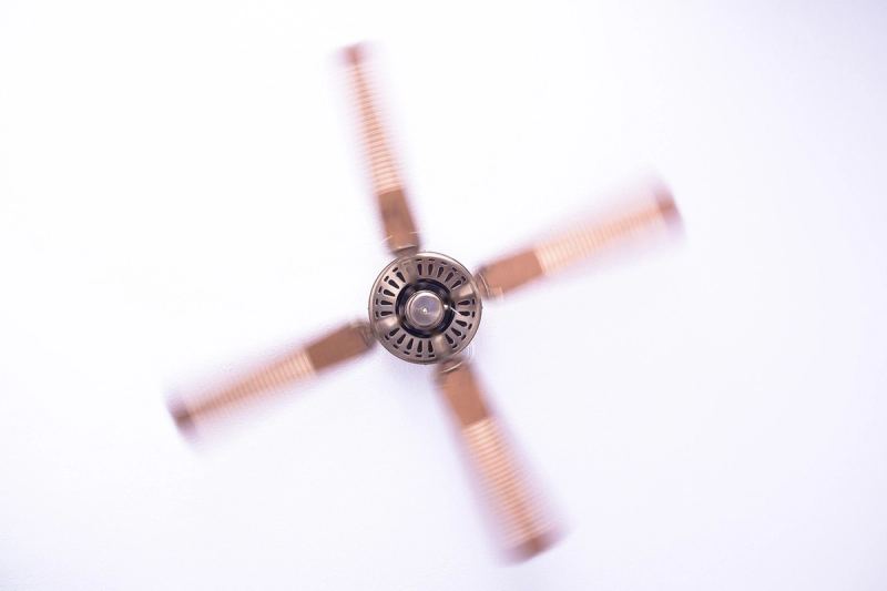 Teknisi membersihkan unit indoor AC — isi freon ac