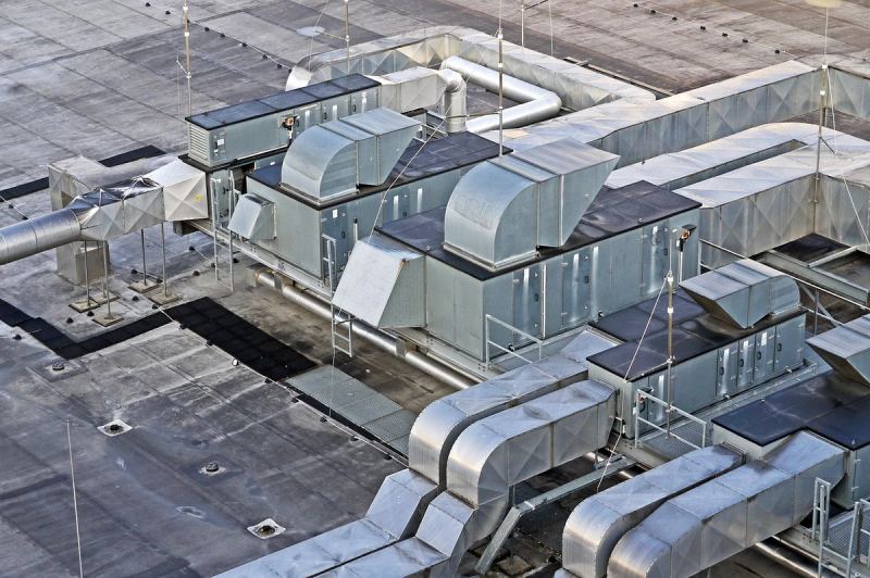 Teknisi membersihkan unit indoor AC — cuci ac