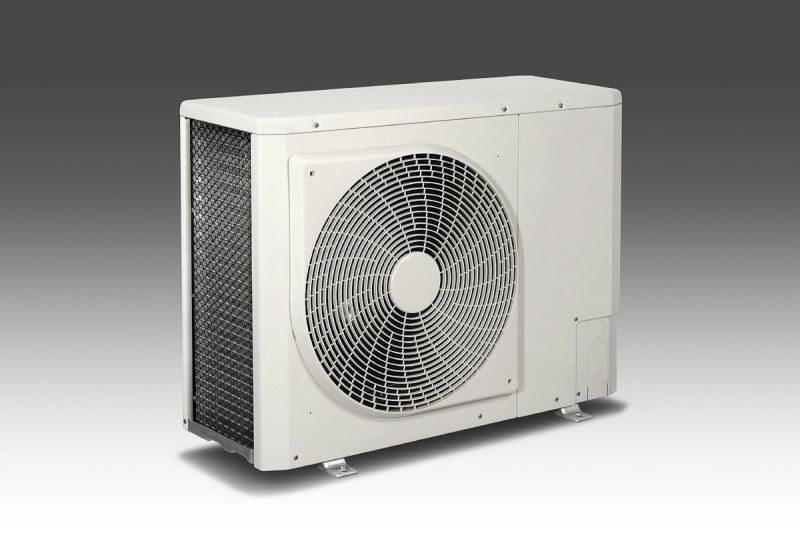 Teknisi membersihkan unit indoor AC — service ac terdekat