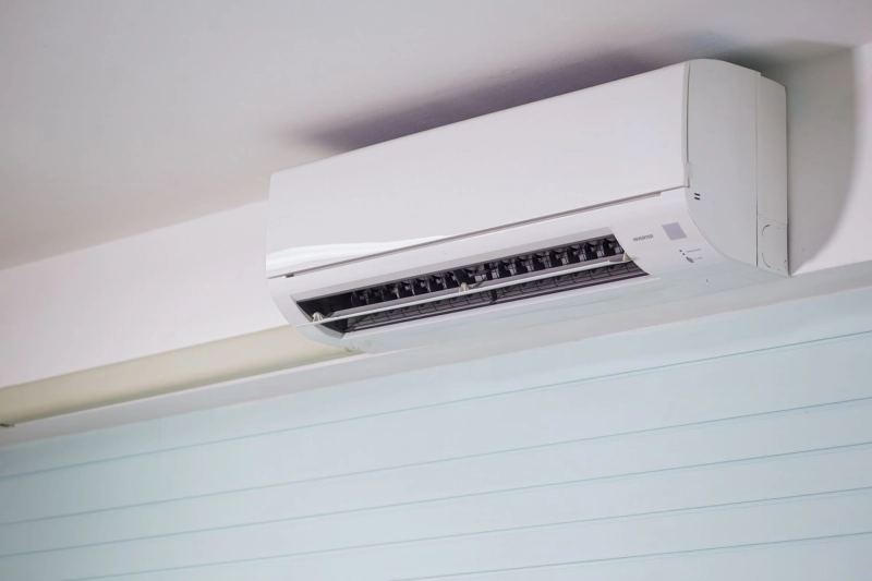 Teknisi membersihkan unit indoor AC — service ac jakarta barat