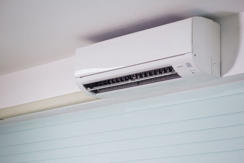 Teknisi membersihkan unit indoor AC — service ac jakarta barat