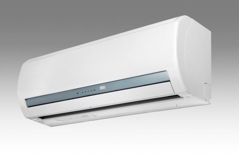 Teknisi membersihkan unit indoor AC — service ac gading serpong