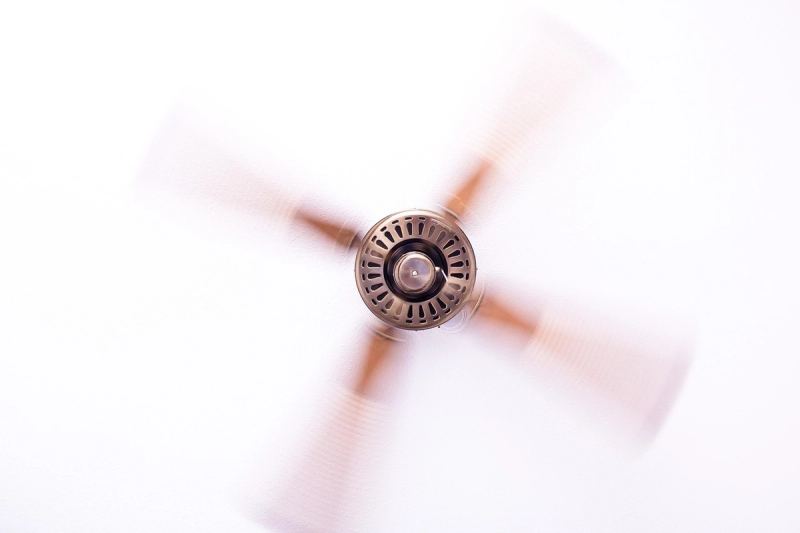 Teknisi membersihkan unit indoor AC — kenapa ac tidak dingin