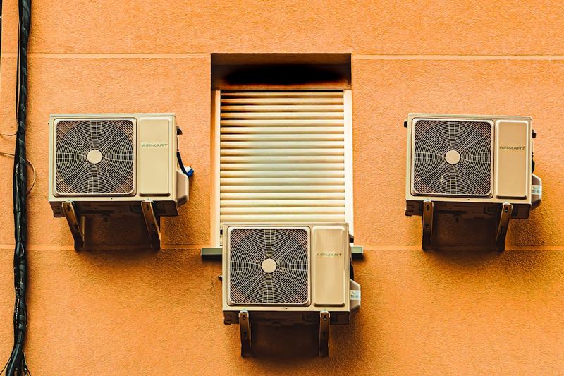 Unit outdoor AC dan pemasangannya — abu vulkanik ac