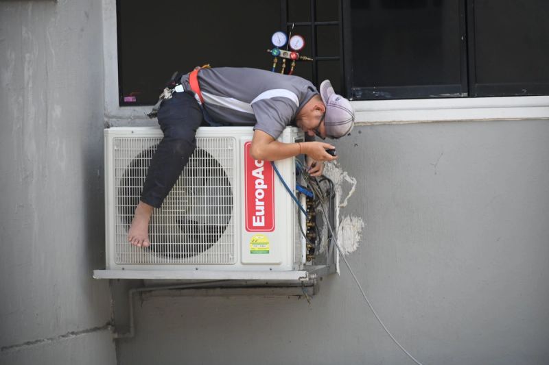 Teknisi membersihkan unit indoor AC — harga pasang ac 1/2 pk