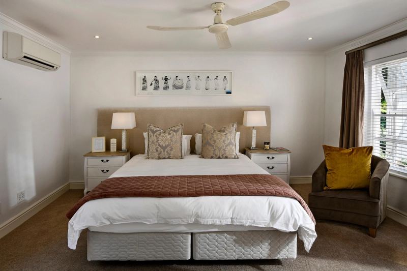 Teknisi membersihkan unit indoor AC — cara pasang ac sendiri