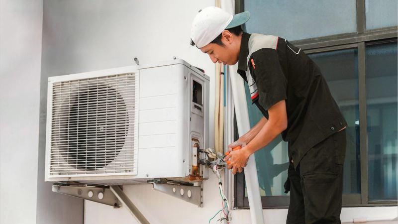 Teknisi Clean Your AC memeriksa unit outdoor AC