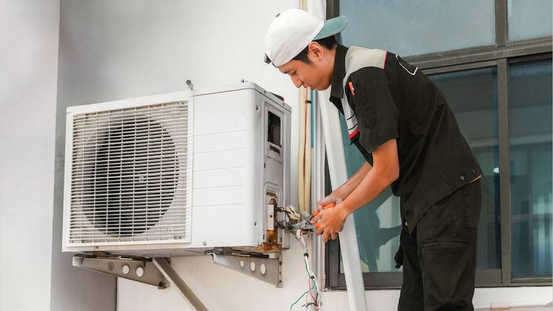 Teknisi Clean Your AC memeriksa unit outdoor AC