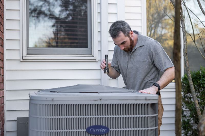 Teknisi membersihkan unit indoor AC — tukang ac terdekat