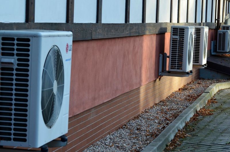 Teknisi membersihkan unit indoor AC — servis ac
