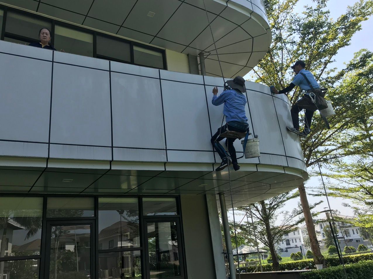 Hình ảnh lau kính công trình Phi Phượng Hoàng