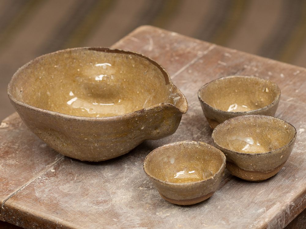 Open pouring bowl and three cups
