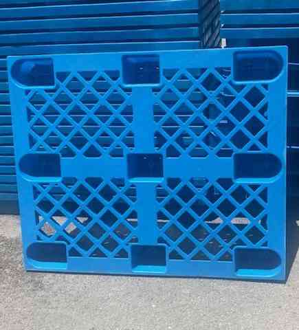 Photo of the top of a blue plastic pallet