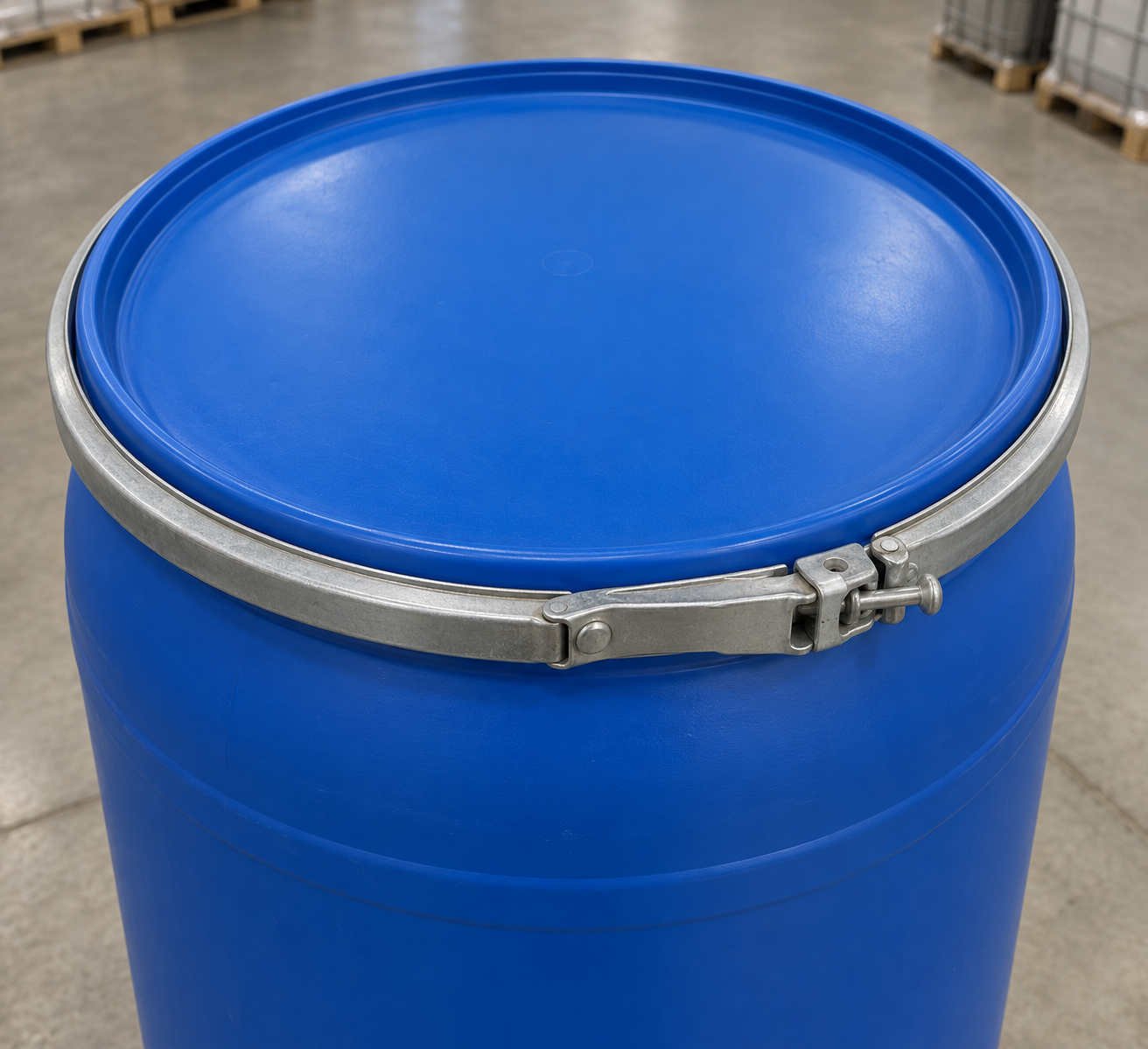 Open head plastic drum lid held on by a lever lock ring