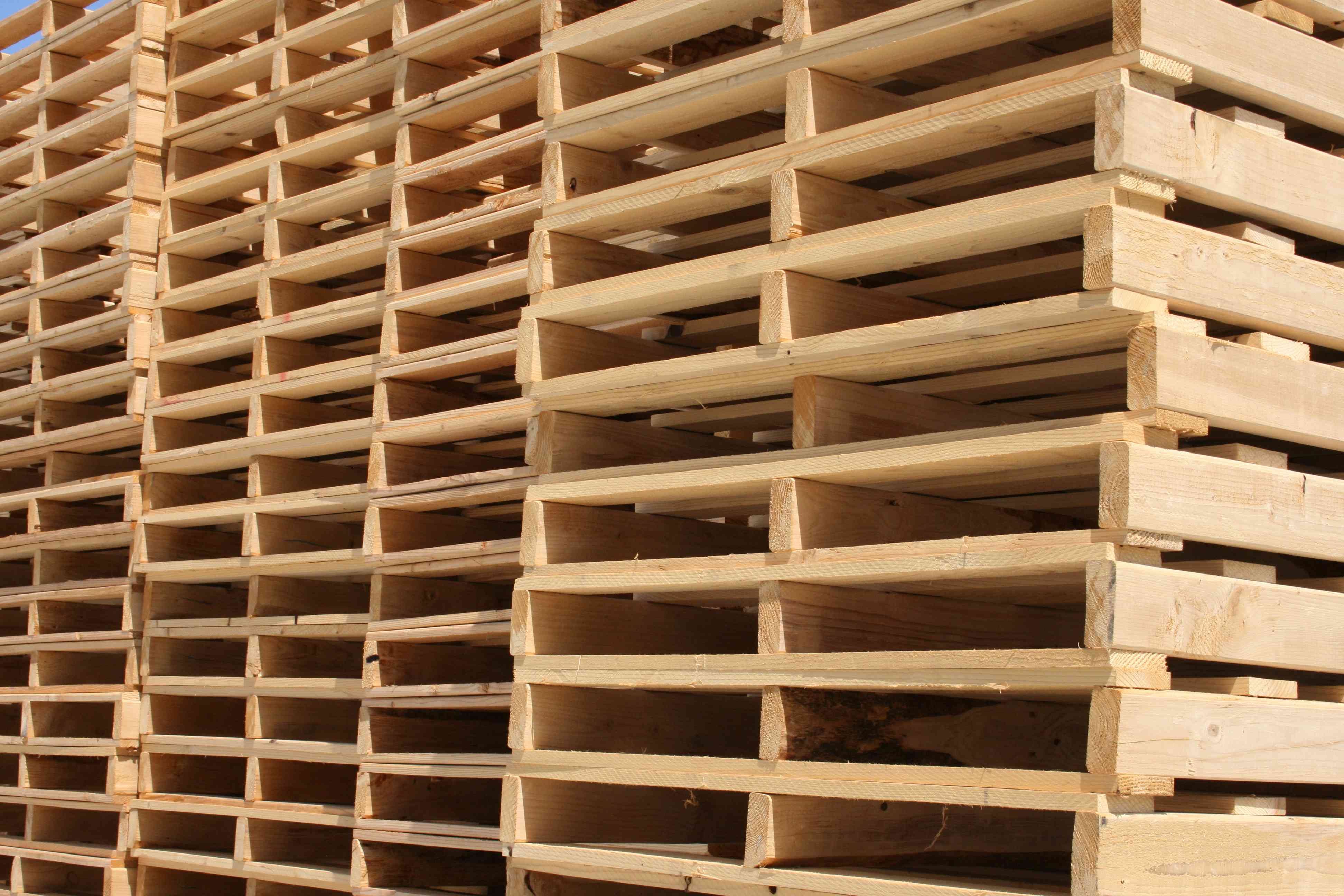 A photo of stacks of stringer pallets