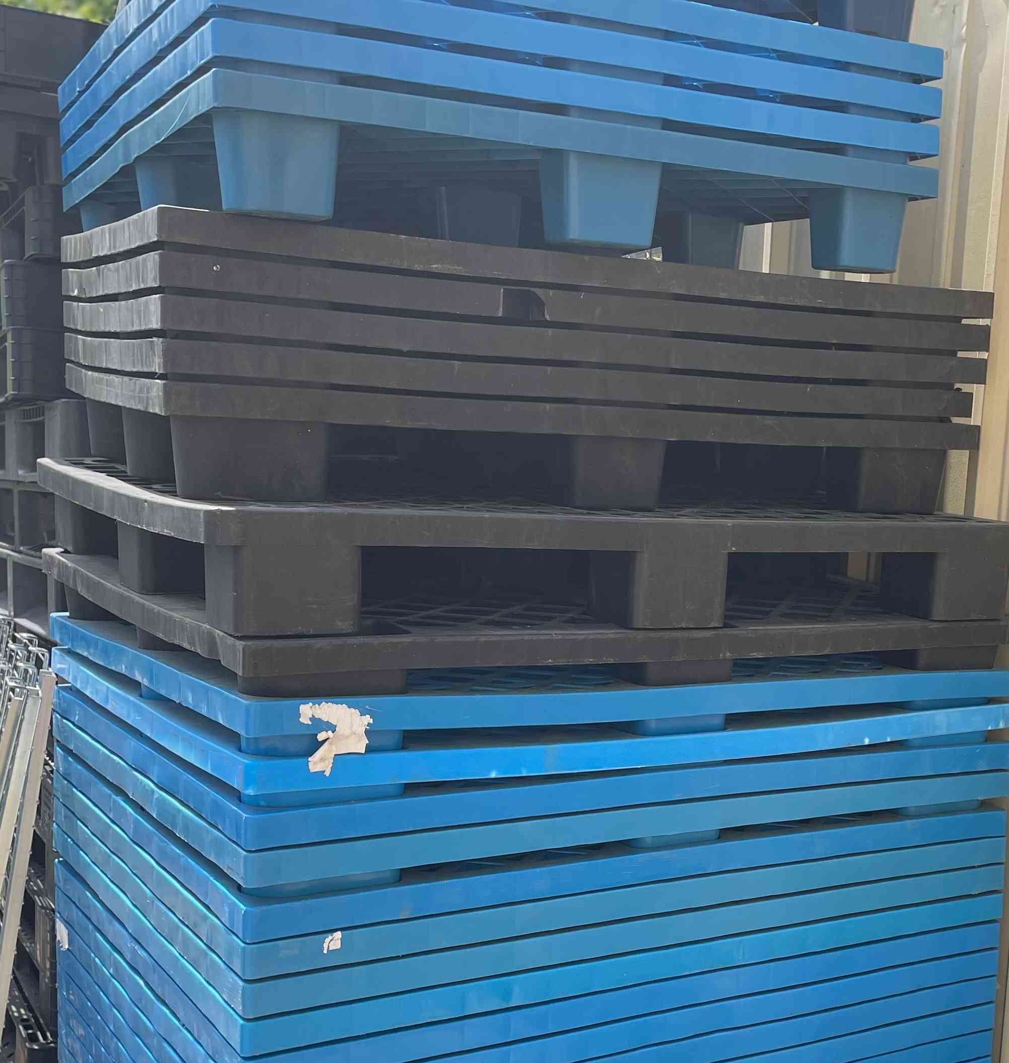 Photo of stacked plastic pallets