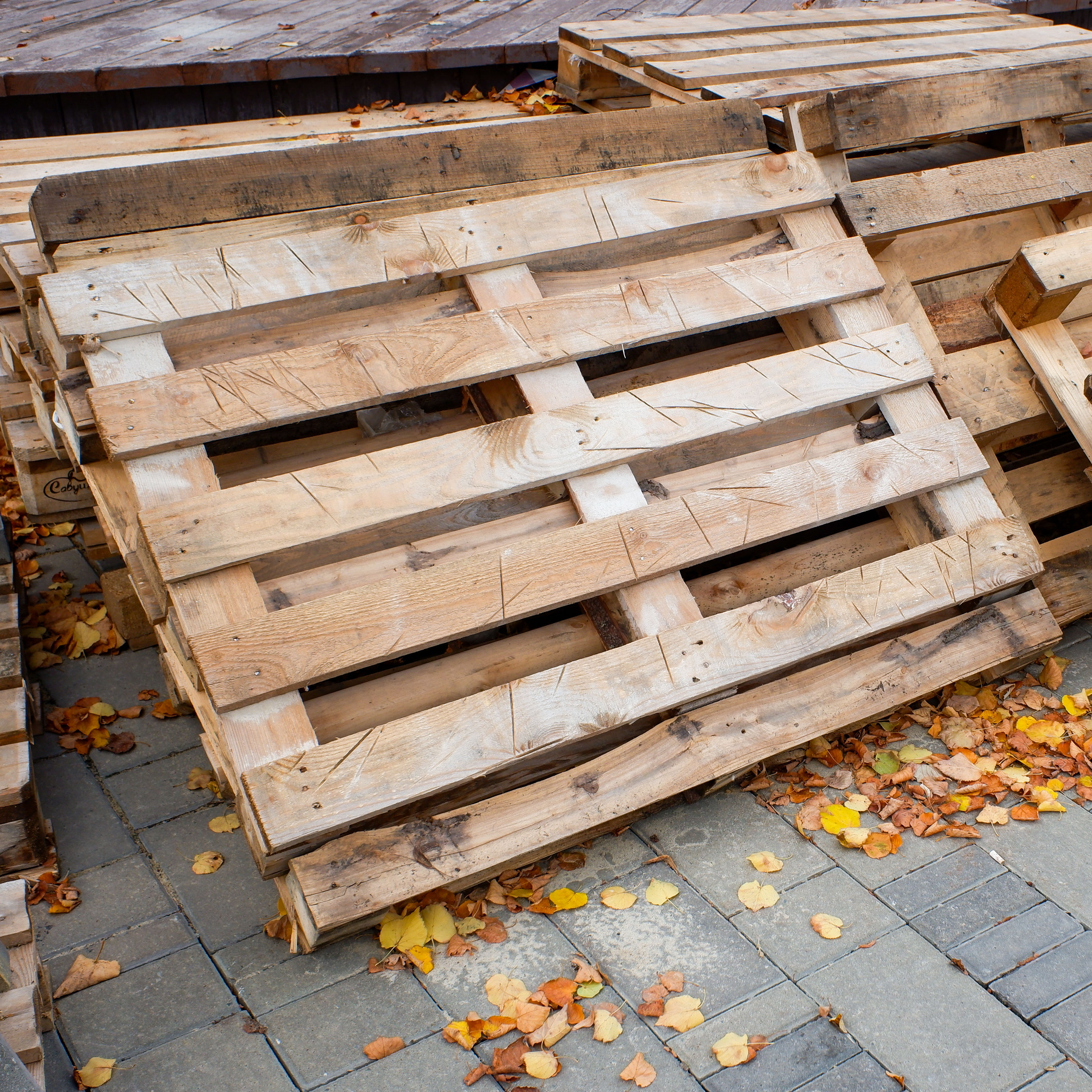 Photo of the top of a wood pallet