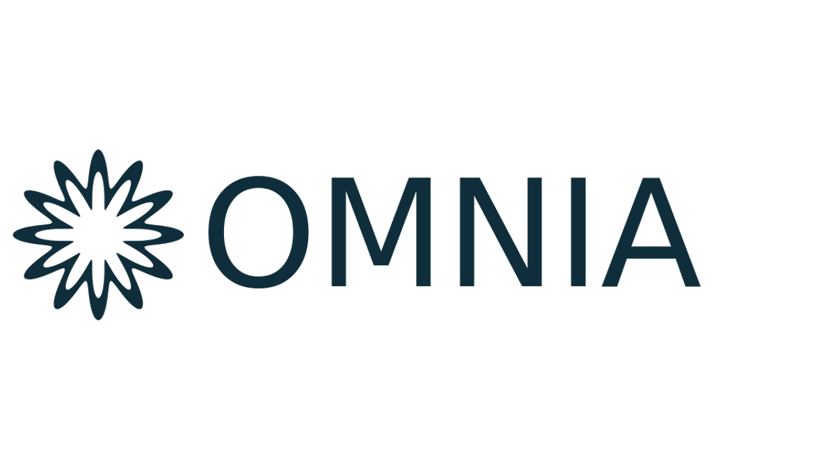 Plataforma Omnia mostrando análisis integrativo multidimensional en pantalla, con visualización de las 12 dimensiones del ser humano